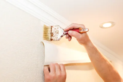 Pose de papier peint à la Pisseure — revêtements muraux et toiles de verre